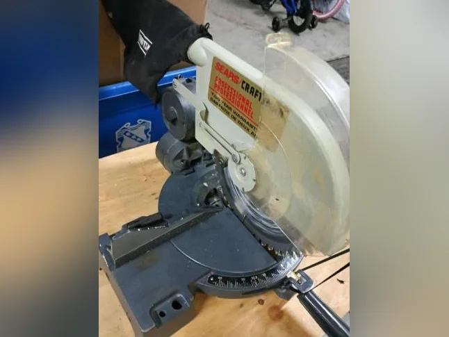 Scie a onglet 10 pouces craftsman 15 amperes en bon etat tres robuste poignée besoin de reparation recollé ou autre