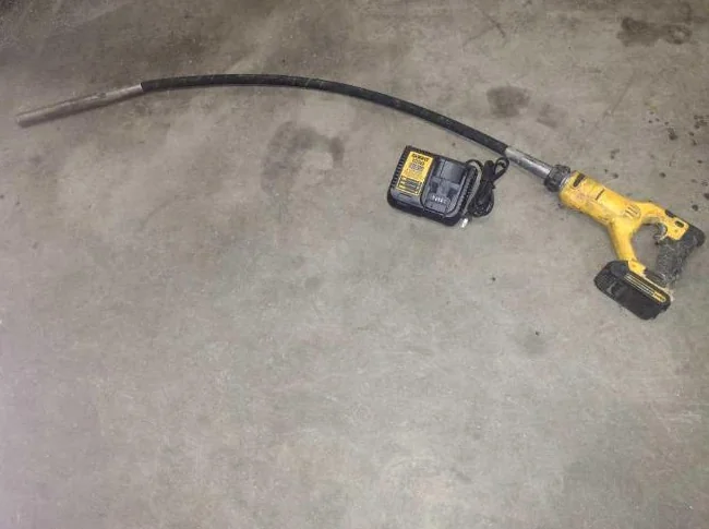 Vibreur pour ciment DEWALT avec 1 Batterie 20 volts 1 chargeur le tout en tres bonne condition