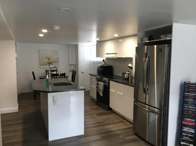 3 1/2 comprenant une pièce supplémentaire pour bureau ou rangement, demi sous-sol d'un triplex à louer