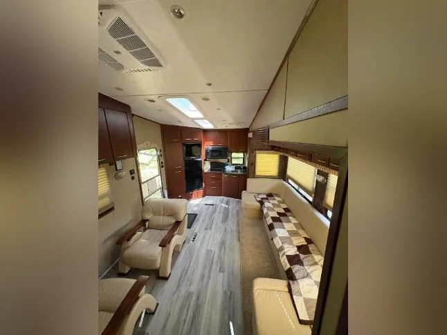 Fifth Wheel thumbnail 6