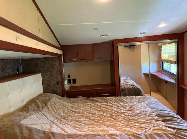 Fifth Wheel thumbnail 4