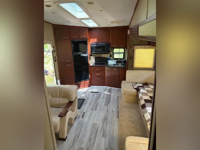 Fifth Wheel thumbnail 9
