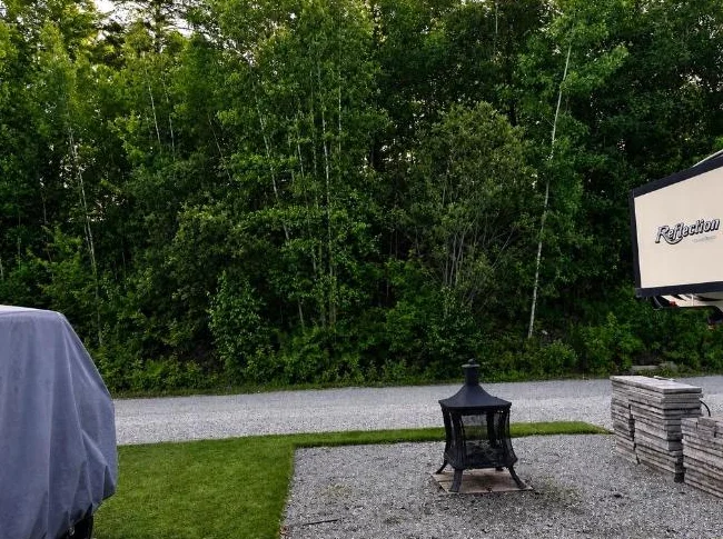 Le luxe du chalet, la liberté du camping — Terrain clé en main avec quai thumbnail 3
