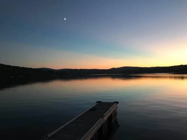 Le luxe du chalet, la liberté du camping — Terrain clé en main avec quai