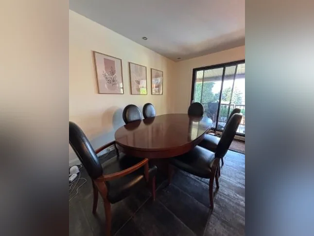 Ensemble de salle à manger - LIVRAISON POSSIBLE! TOUTE OFFRE RAISONNABLE SERA CONSIDÉRÉE!
