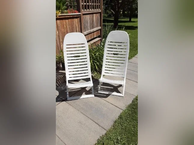 2 CHAISES PLIANTES DE PLAGE EN TRÈS BONNE CONDITION