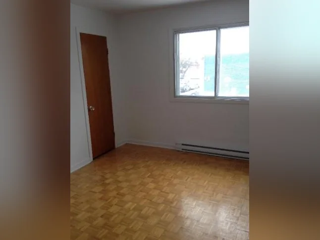 Très grand, 4 1/2 (2e étage de 5 plex ) non chauffé a louer thumbnail 3