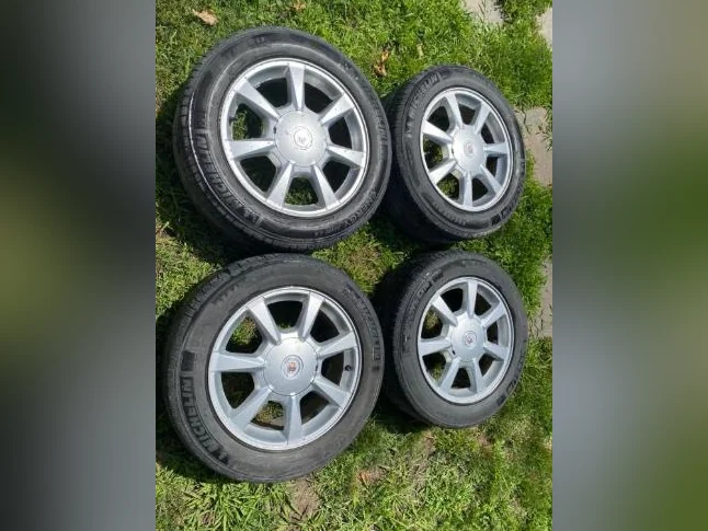 4 Mags d'origine Cadillac 17" avec pneus – Bolt Pattern 5x115 (Complet avec les 4 capuchons)
