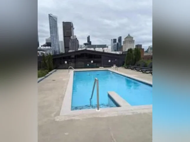Superbe condo moderne au cœur de Montréal avec services haut de gamme thumbnail 8