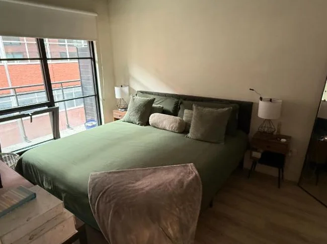 Superbe condo moderne au cœur de Montréal avec services haut de gamme thumbnail 6