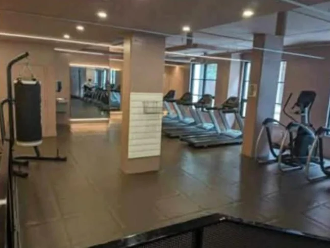 Superbe condo moderne au cœur de Montréal avec services haut de gamme thumbnail 2