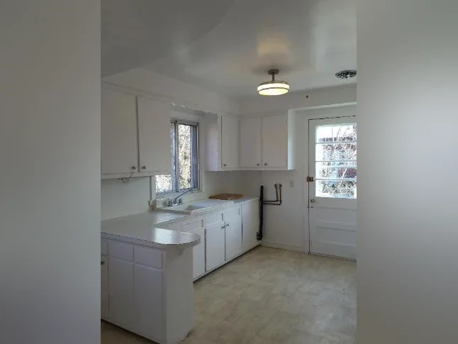 6 1/2 Upper Duplex / 3 Bedrooms / Ideally Located in Ville St. Laurent thumbnail 7