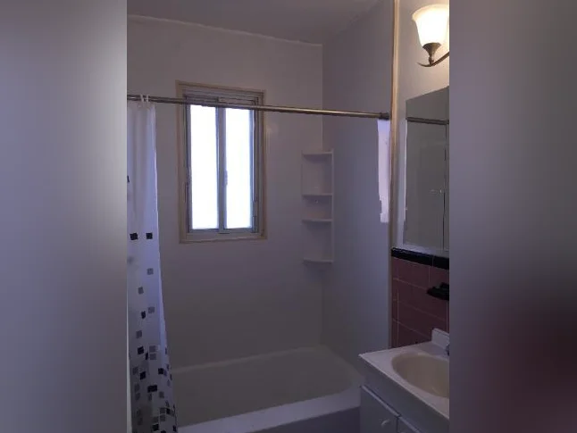 6 1/2 Upper Duplex / 3 Bedrooms / Ideally Located in Ville St. Laurent thumbnail 9