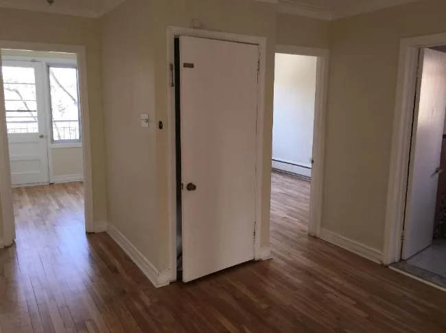 6 1/2 Upper Duplex / 3 Bedrooms / Ideally Located in Ville St. Laurent thumbnail 2