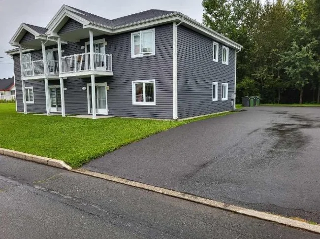 Grand 4 1/2 pieces au rez chaussé libre pour Aout ou Septembre