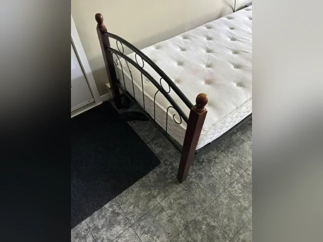 Lit et matelas enfant  39 po X 74 po.