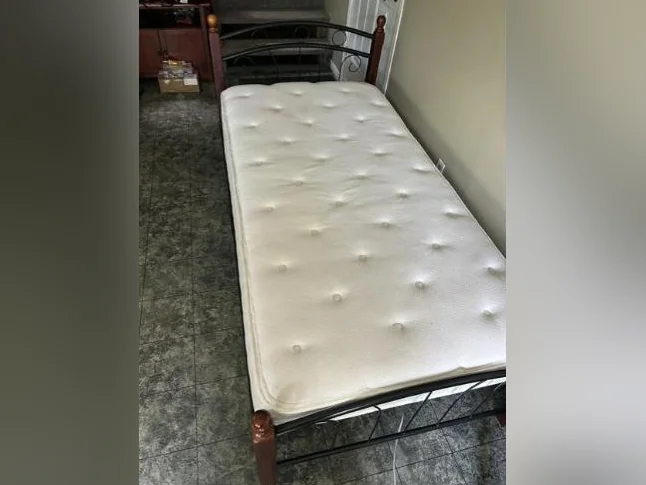 Lit et matelas enfant  39 po X 74 po. thumbnail 2