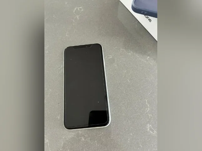 iPhone XR thumbnail 2