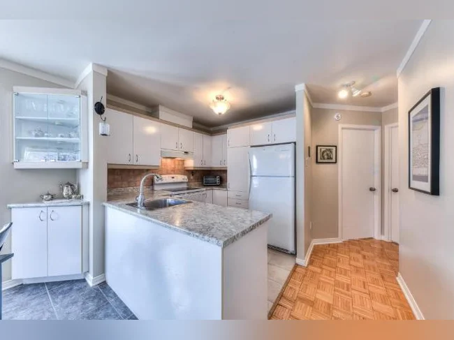 CONDO de coin avec luminosité exceptionnelle - avec piscine WOW! thumbnail 6
