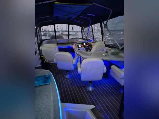 Ponton CREST CHÂTEAU 25' DE LUXE!
