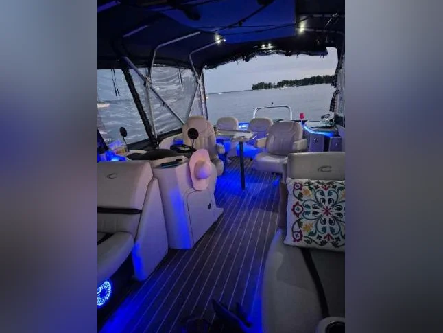 Ponton CREST CHÂTEAU 25' DE LUXE! thumbnail 2