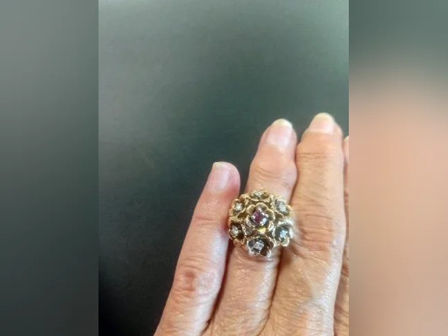 Bague or 18k avec 6 diamants et 1 rubis naturels