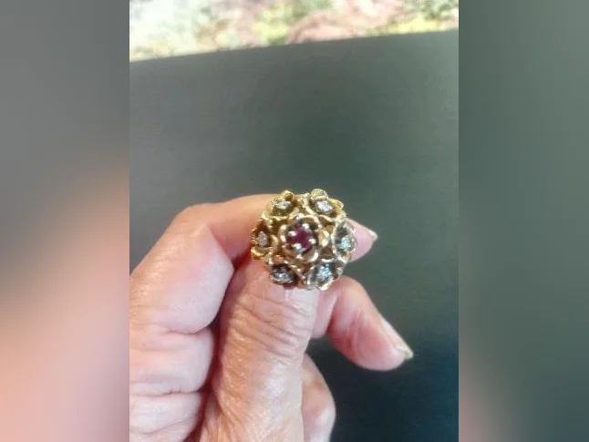 Bague or 18k avec 6 diamants et 1 rubis naturels thumbnail 2