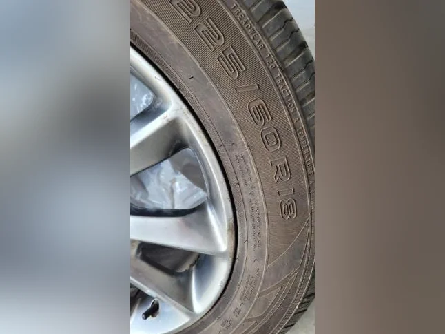 4 pneus d'été Nokian One 22560R18 montés sur Mags Jeep avec capteur de pression. thumbnail 4