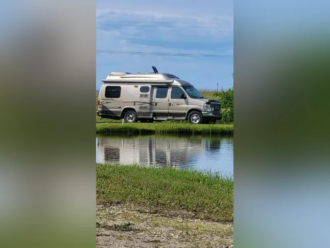 Pleasure Way Excel TS - Ford E-350 thumbnail 2