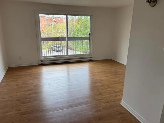 Boucherville grand 5 1\2 libre immédiatement, $1680\mois tout rénové thumbnail 4