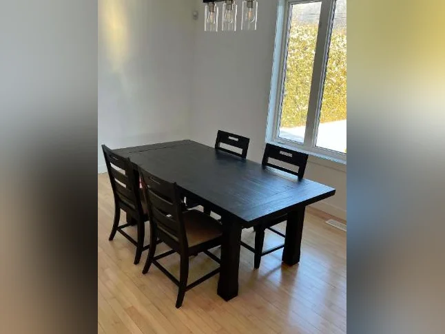 Table de cuisine en bois massif.