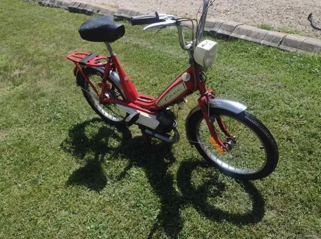 Mobilette antique CADY 1967 tout original jamais été repeinte et qui fonctionne encore a merveille thumbnail 2