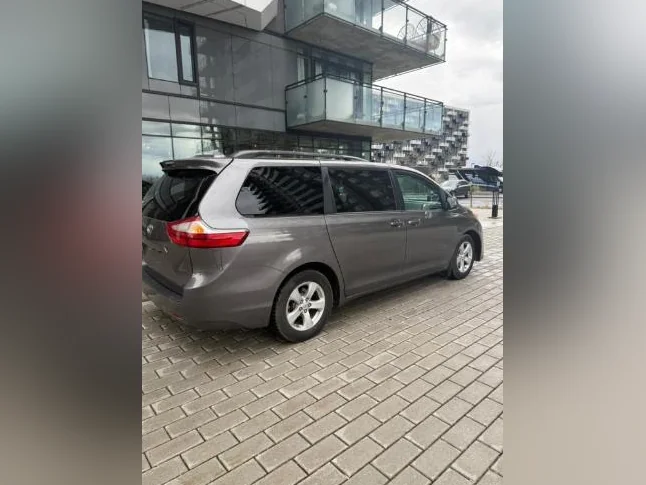 Toyota Sienna thumbnail 2