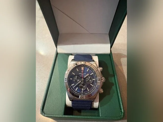 Très belle copie de Breitling avec bracelet en caoutchouc.