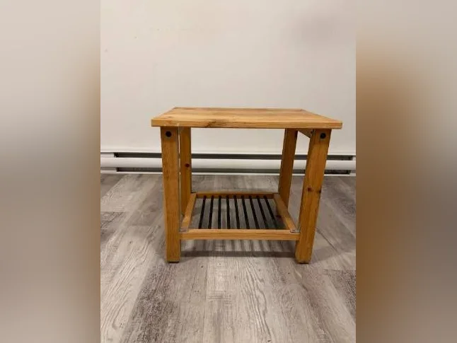 Wood side table / Table d'appoint en bois / Mesita auxiliar de madera en buen estado