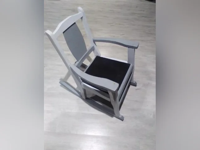Chaise berçante pour enfants en bon état