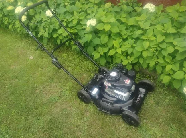 Tondeuse a gazon 2021 YARD MACHINE 132cc 20'' de coupe en excellente condition