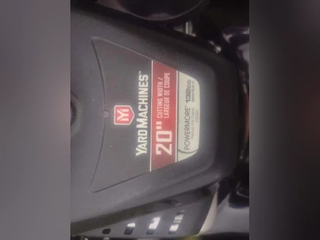 Tondeuse a gazon 2021 YARD MACHINE 132cc 20'' de coupe en excellente condition thumbnail 2