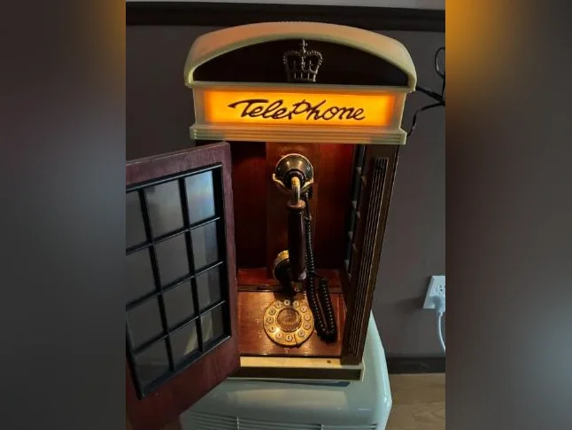 Cabine téléphonique à bouton thumbnail 2