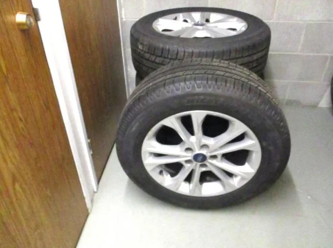 4 pneus d'été MICHELIN NEUFS sur mags à vendre. Tél. 581-742-1523