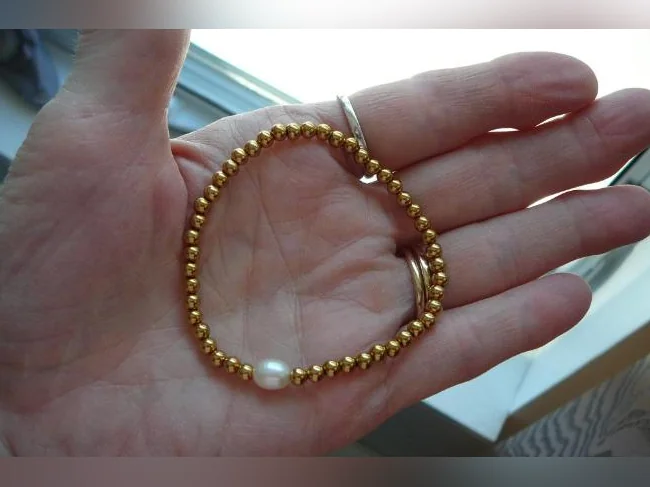Bracelet doré , acier inoxydable et Perle d'eau douce ( femme ) thumbnail 2