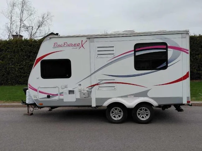 Roulotte Fun Finder X189FDS légère avec extension.