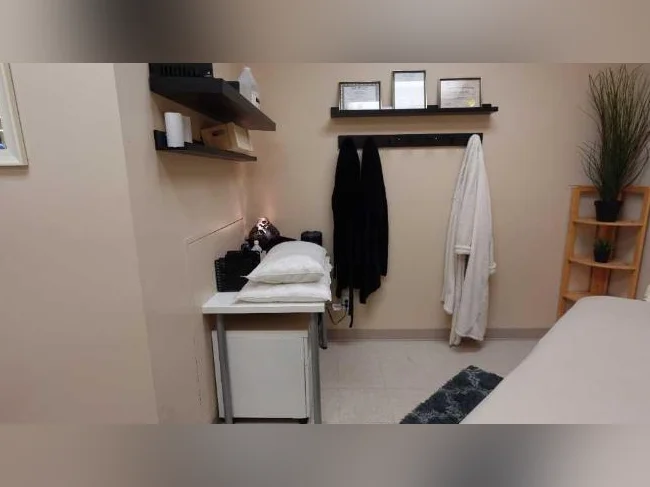 Massothérapeute / Physio / Acupuncteur – Salle privée à sous-louer | Côte-Saint-Luc | 825$/mois thumbnail 2