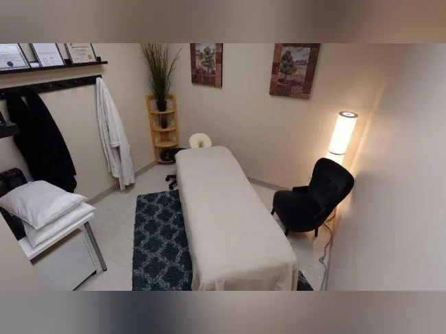Massothérapeute / Physio / Acupuncteur – Salle privée à sous-louer | Côte-Saint-Luc | 825$/mois