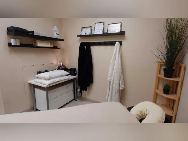 Massothérapeute / Physio / Acupuncteur – Salle privée à sous-louer | Côte-Saint-Luc | 825$/mois thumbnail 3