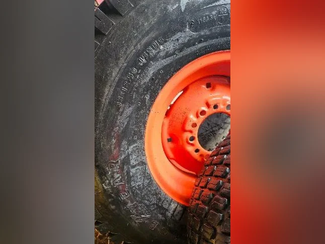 roue pour tracteur compact kubota avec pneu à gazon thumbnail 3