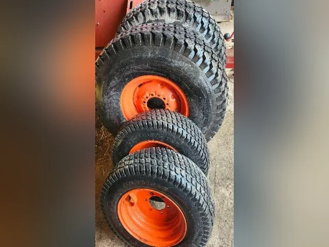 roue pour tracteur compact kubota avec pneu à gazon