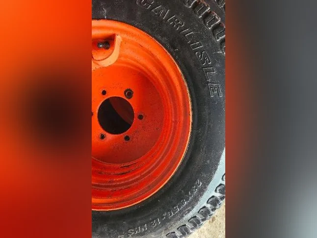 roue pour tracteur compact kubota avec pneu à gazon thumbnail 4