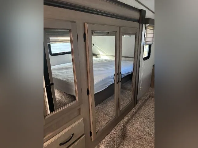Caravane à sellette Chaparal 30 BHS. 2022 thumbnail 9