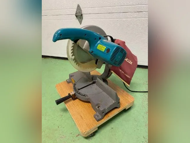 Scie a onglet Makita 10po.(nouveau prix0